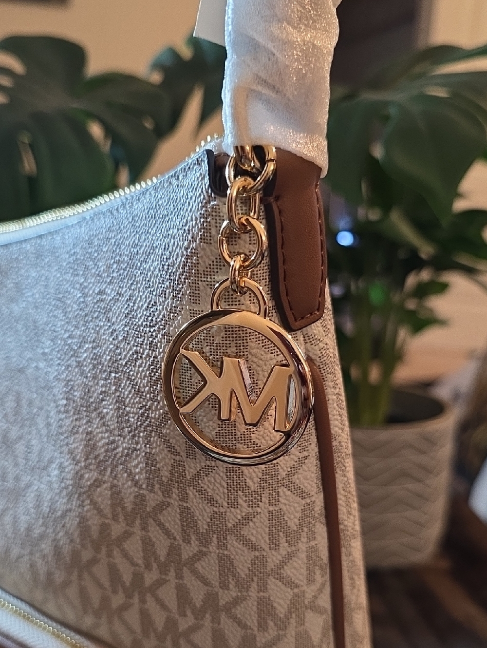NWT  Michael Kors Cream Signature MK Logo Shoulder Bag with Double Front Pockets - Picture 5 of 12
